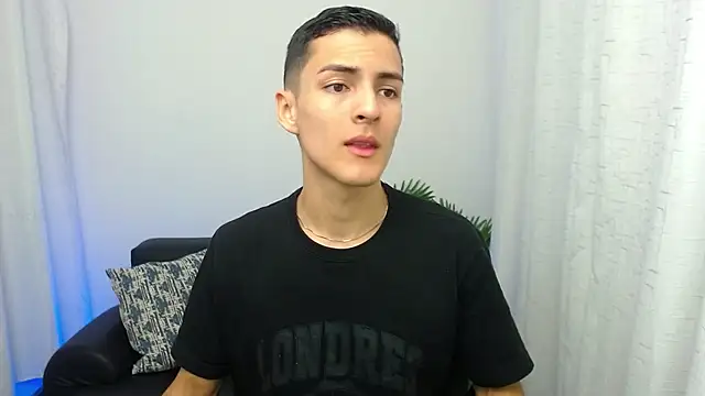 Snapshot of Matiius18 chatting on 11-24-25, 02:17 Matiius18 online show from 11-24-25, 02:17