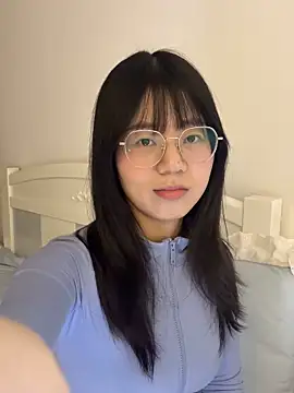 Snapshot of Ella-A9 chatting on 10-31-25, 03:46 Ella-A9 online show from 10-31-25, 03:46