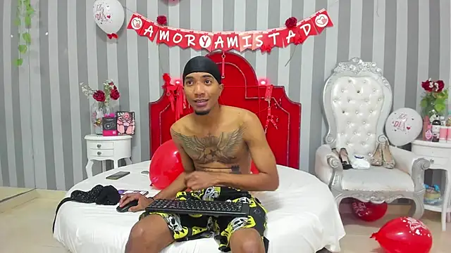 Snapshot of CaroyAndy chatting on 02-12-26, 12:33 CaroyAndy online show from 02-12-26, 12:33