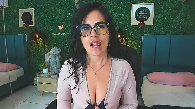 Snapshot of Linagh_ chatting on 11-08-25, 11:43 Linagh online show from 11-08-25, 11:43