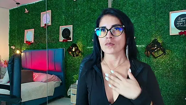 Snapshot of Linagh_ chatting on 11-10-25, 11:53 Linagh online show from 11-10-25, 11:53