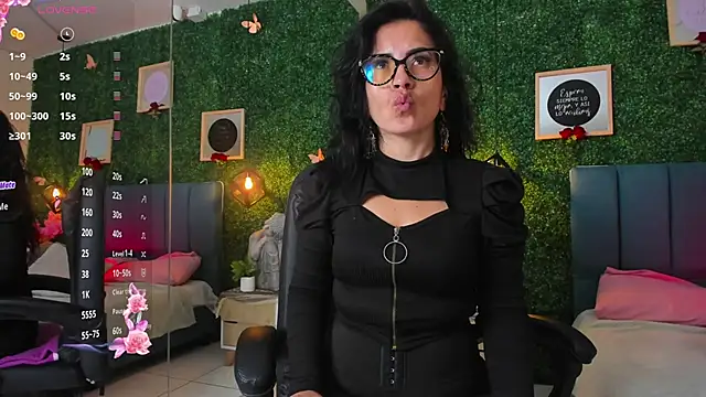 Snapshot of Linagh_ chatting on 11-15-25, 11:40 Linagh online show from 11-15-25, 11:40