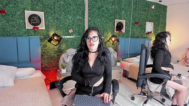 Snapshot of Linagh_ chatting on 12-16-25, 11:37 Linagh online show from 12-16-25, 11:37