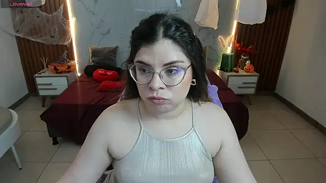 Snapshot of shasha_bloom chatting on 10-17-25, 02:30 shasha bloom online show from 10-17-25, 02:30