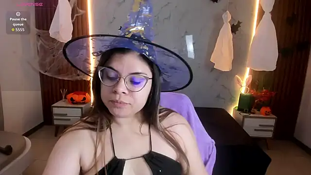 Snapshot of shasha_bloom chatting on 10-31-25, 01:12 shasha bloom online show from 10-31-25, 01:12