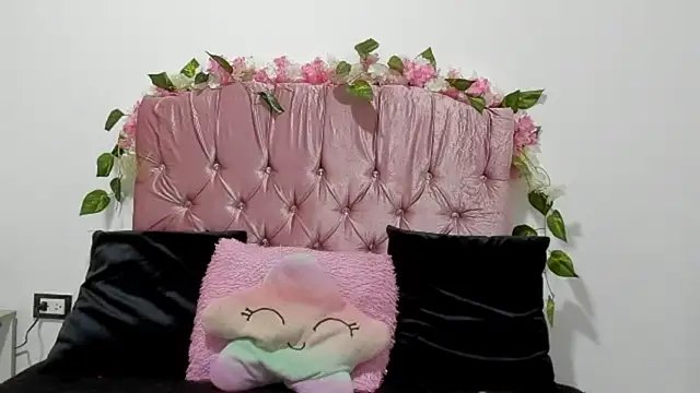 Snapshot of ivy_moon05 chatting on 11-05-25, 04:07 ivy moon05 online show from 11-05-25, 04:07