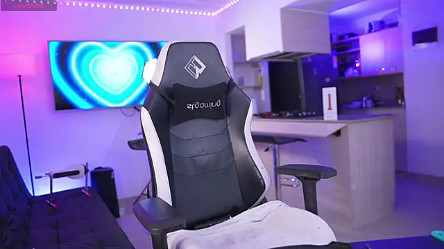 Snapshot of andrea_magic69 chatting on 09-27-25, 05:01 andrea magic69 online show from 09-27-25, 05:01