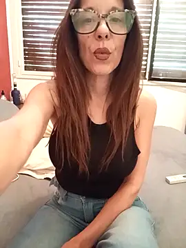 Snapshot of Esmeralda_passion chatting on 10-15-25, 01:44 Esmeralda passion online show from 10-15-25, 01:44