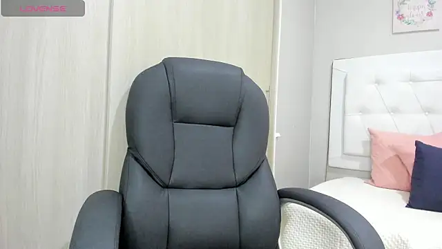 Snapshot of andrea__hills chatting on 10-04-25, 07:23 andrea hills online show from 10-04-25, 07:23