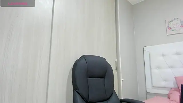 Snapshot of andrea__hills chatting on 10-10-25, 06:51 andrea hills online show from 10-10-25, 06:51