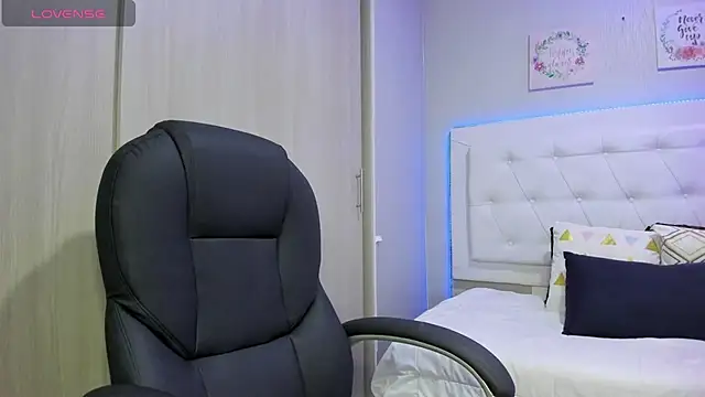 Snapshot of andrea__hills chatting on 10-20-25, 07:03 andrea hills online show from 10-20-25, 07:03