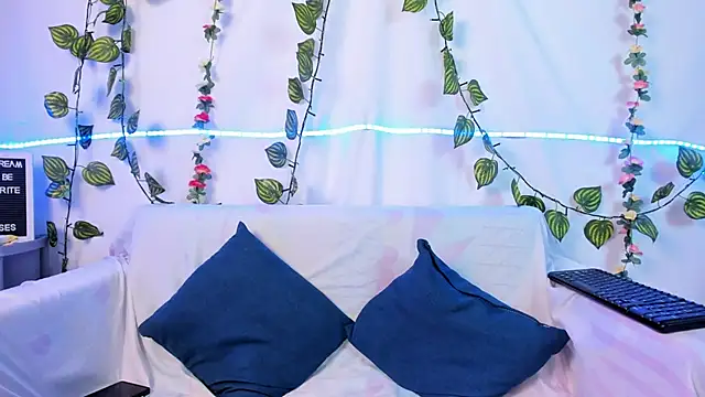 Snapshot of Delilah_85 chatting on 11-13-25, 10:41 Delilah 85 online show from 11-13-25, 10:41