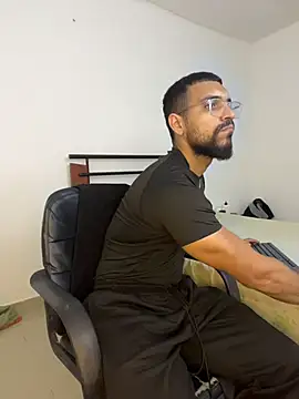 Snapshot of vincentjaxon chatting on 11-25-25, 05:57 vincentjaxon online show from 11-25-25, 05:57