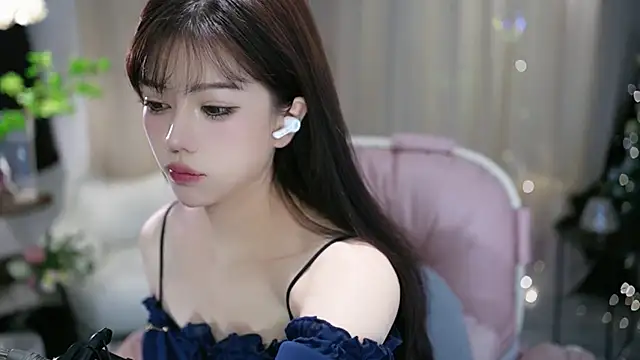 Snapshot of Fortune2Me chatting on 10-17-25, 05:10 Fortune2Me online show from 10-17-25, 05:10