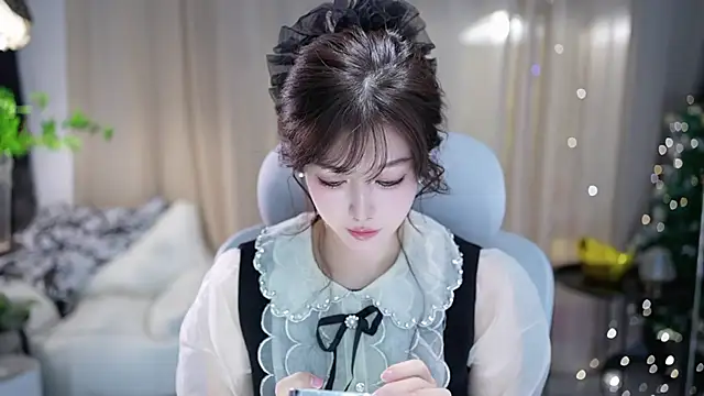 Snapshot of Fortune2Me chatting on 11-04-25, 05:28 Fortune2Me online show from 11-04-25, 05:28