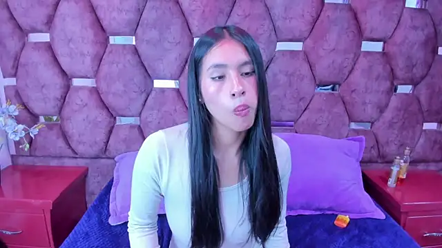 Miaa Davis  online show from 12-18-25, 02:39