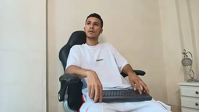 Snapshot of Marcus_Jeron chatting on 04-24-26, 01:41 Marcus Jeron online show from 04-24-26, 01:41