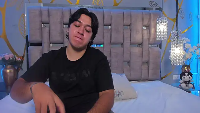 Snapshot of EmilyANDrew_ chatting on 09-13-25, 04:45 EmilyANDrew online show from 09-13-25, 04:45