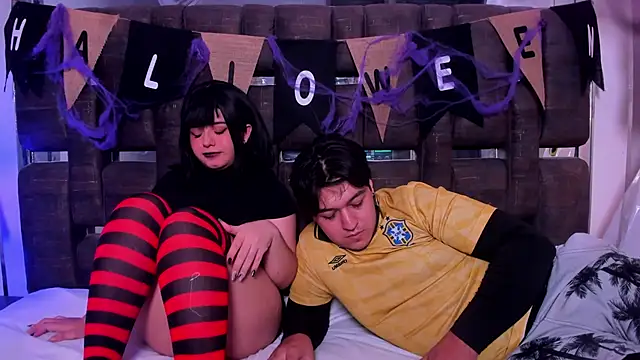 Snapshot of EmilyANDrew_ chatting on 10-31-25, 05:30 EmilyANDrew online show from 10-31-25, 05:30