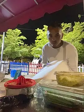 Snapshot of Alejand276765 chatting on 10-15-25, 03:28 Alejand276765 online show from 10-15-25, 03:28