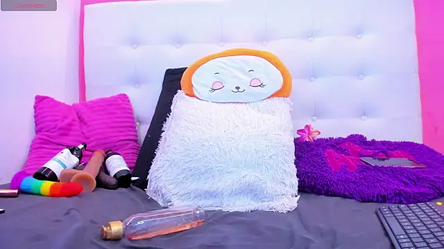 Willow Wright online show from 10-28-25, 01:36