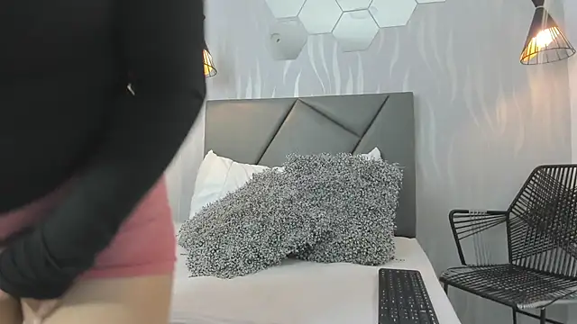 Snapshot of karla-cooper chatting on 10-17-25, 07:16 karla-cooper online show from 10-17-25, 07:16