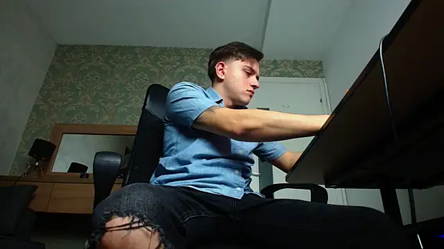 Snapshot of FelixStarkk chatting on 10-17-25, 04:04 FelixStarkk online show from 10-17-25, 04:04