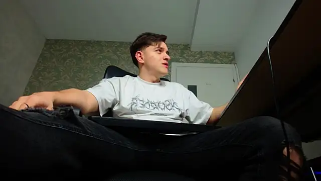 Snapshot of FelixStarkk chatting on 10-21-25, 04:24 FelixStarkk online show from 10-21-25, 04:24