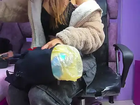 Snapshot of Emy_Latin chatting on 09-26-25, 11:58 Emy Latin online show from 09-26-25, 11:58