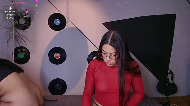 Lilith and Khloe online show from 11-28-25, 11:24