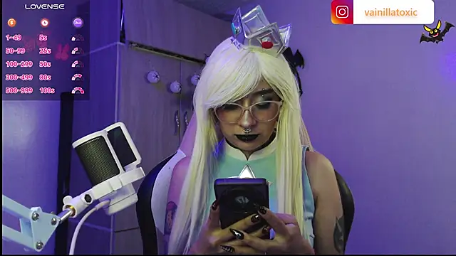 Snapshot of vainilla_doll chatting on 10-03-25, 01:24 vainilla doll online show from 10-03-25, 01:24