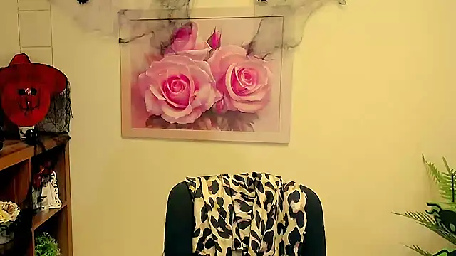 Snapshot of TwoBigSuns chatting on 10-13-25, 12:27 TwoBigSuns online show from 10-13-25, 12:27