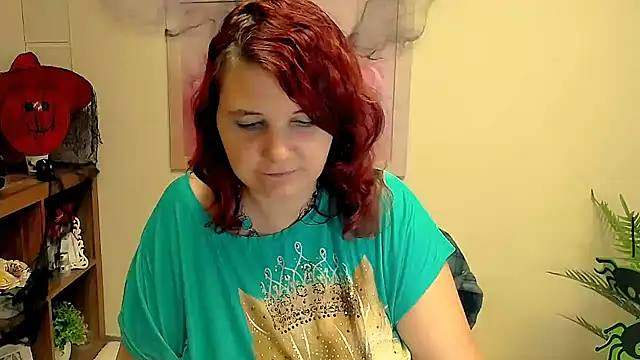 Snapshot of TwoBigSuns chatting on 10-14-25, 07:09 TwoBigSuns online show from 10-14-25, 07:09