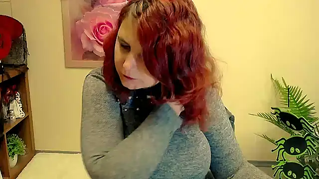 Snapshot of TwoBigSuns chatting on 10-17-25, 07:33 TwoBigSuns online show from 10-17-25, 07:33