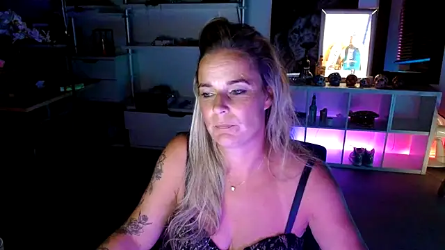 Snapshot of Mrs-Aurora chatting on 10-02-25, 07:21 Mrs-Aurora online show from 10-02-25, 07:21