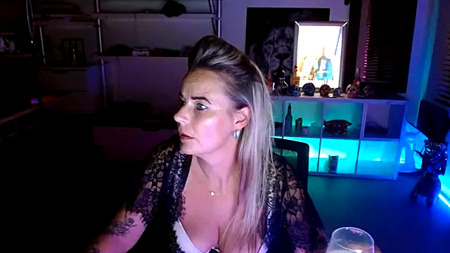 Snapshot of Mrs-Aurora chatting on 10-08-25, 08:50 Mrs-Aurora online show from 10-08-25, 08:50