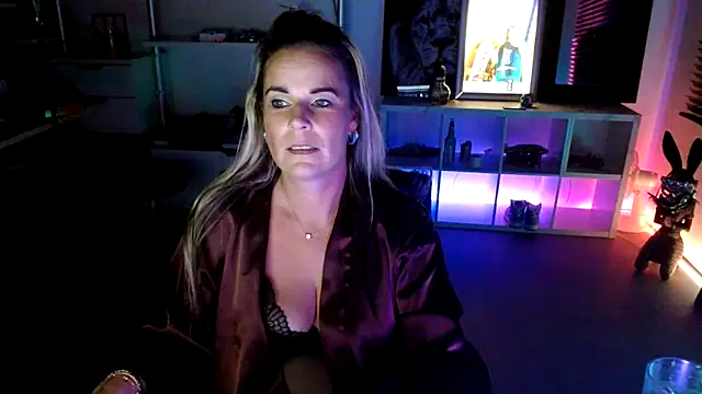 Snapshot of Mrs-Aurora chatting on 10-18-25, 08:42 Mrs-Aurora online show from 10-18-25, 08:42