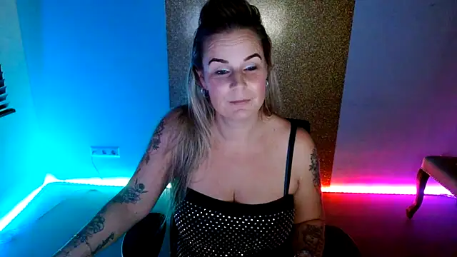 Snapshot of Mrs-Aurora chatting on 12-04-25, 07:33 Mrs-Aurora online show from 12-04-25, 07:33