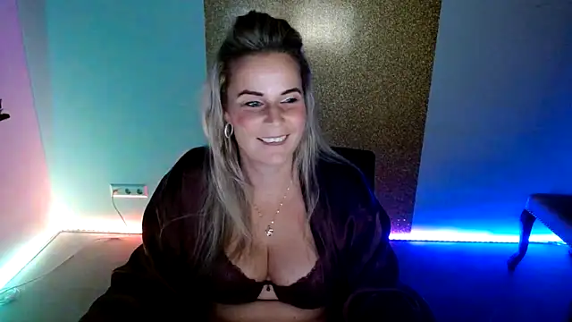 Snapshot of Mrs-Aurora chatting on 12-16-25, 09:09 Mrs-Aurora online show from 12-16-25, 09:09