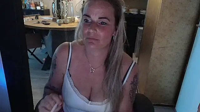 Mrs-Aurora online show from 04-27-26, 04:54