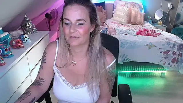 Snapshot of Mrs-Aurora chatting on 05-06-26, 12:10 Mrs-Aurora online show from 05-06-26, 12:10