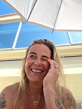 Snapshot of Mrs-Aurora chatting on 05-25-26, 01:06 Mrs-Aurora online show from 05-25-26, 01:06