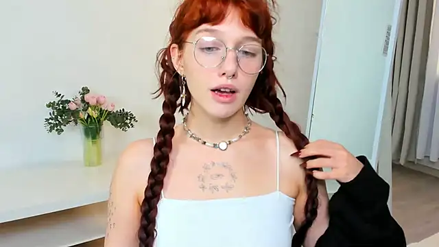 Snapshot of LeelooYolo chatting on 11-09-25, 10:35 LeelooYolo online show from 11-09-25, 10:35