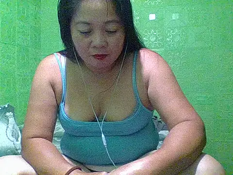 Snapshot of hottestmommm12345 chatting on 10-15-25, 01:22 hottestmommm12345 online show from 10-15-25, 01:22