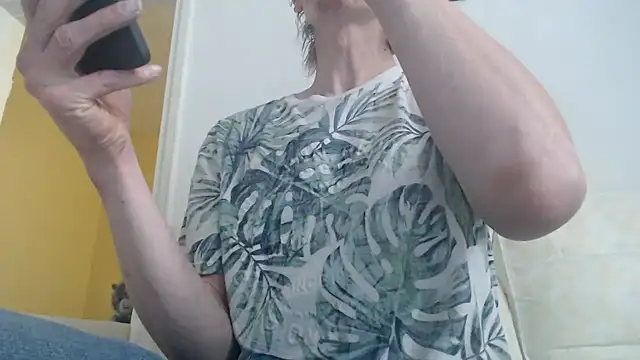 Snapshot of k74robert chatting on 11-06-25, 09:43 k74robert online show from 11-06-25, 09:43