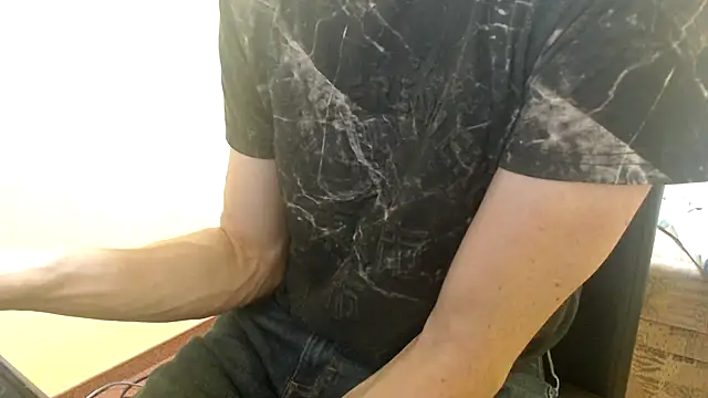 Snapshot of k74robert chatting on 11-21-25, 01:43 k74robert online show from 11-21-25, 01:43