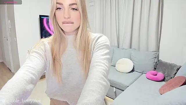 nicole blueberry online show from 10-19-25, 04:18