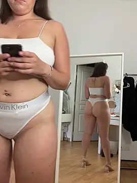 Snapshot of chloedlm5 chatting on 09-11-25, 10:04 chloedlm5 online show from 09-11-25, 10:04