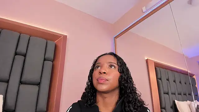 Snapshot of LisaMendez chatting on 09-13-25, 02:22 LisaMendez online show from 09-13-25, 02:22