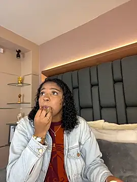 Snapshot of LisaMendez chatting on 09-28-25, 04:18 LisaMendez online show from 09-28-25, 04:18